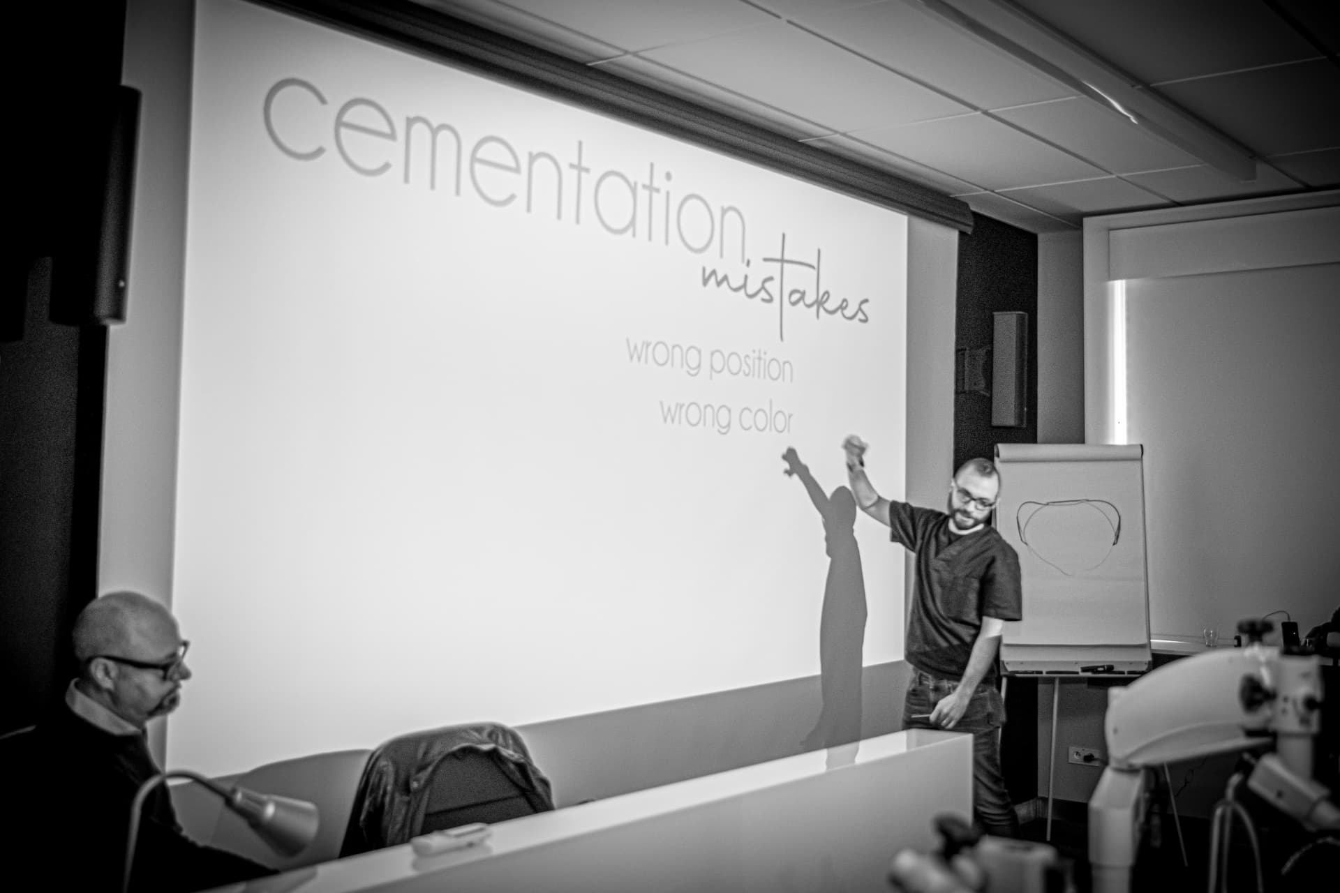 Il Dr Alessandro Conti durante una lezione di odontoiatria restaurativa